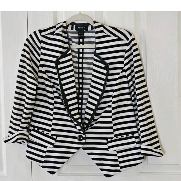 Torrid Black White Striped 3/4 Sleeve One Button Poly Blend Blazer Size 1(1X) - Picture 6 of 14